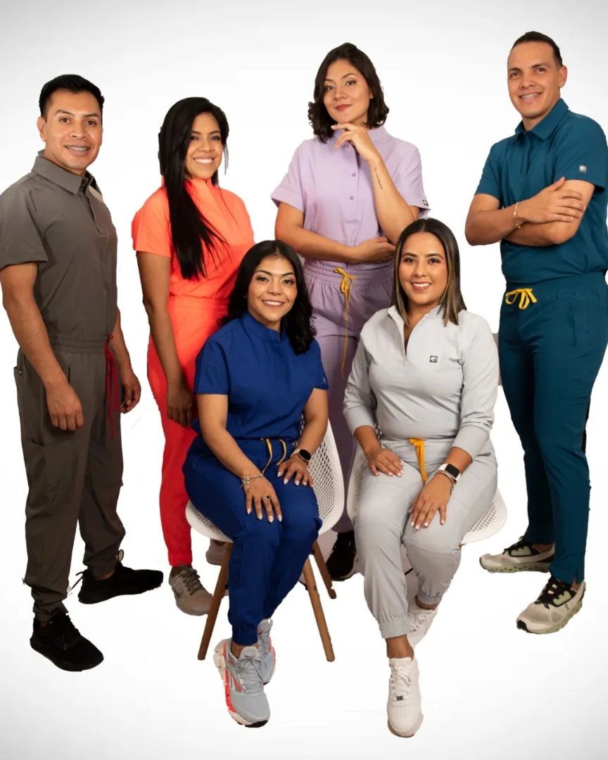 Explora nuestra colección de uniformes médicos que combinan con estilo y funcionalidad.