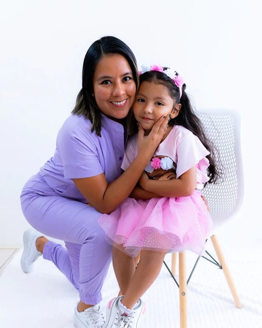 Viste lo mejor de la moda médica con nuestro encantador uniforme color morado lila